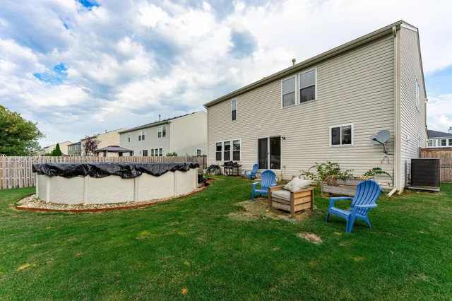 a view of a house with backyard