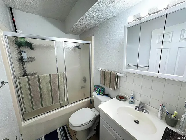 $2,500,000 | 729 11th Avenue B Court, Silvis, IL 61282