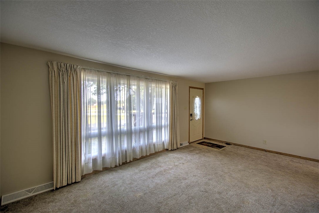 2913 South Danny Drive Decatur, IL 62521 - Photo 7 of 31 an empty room with windows