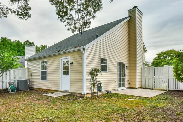 a view of a backyard