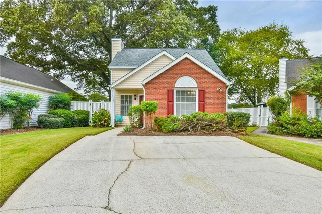 a view of a house with a yard