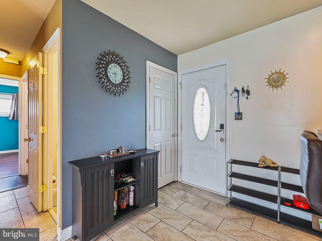 72 Incurve Road Levittown, PA 19057 - Photo 5 of 39 Gallery Image 5