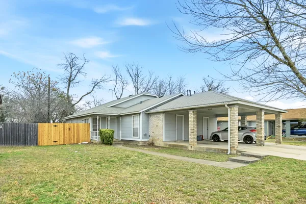 a view of a house with a yard