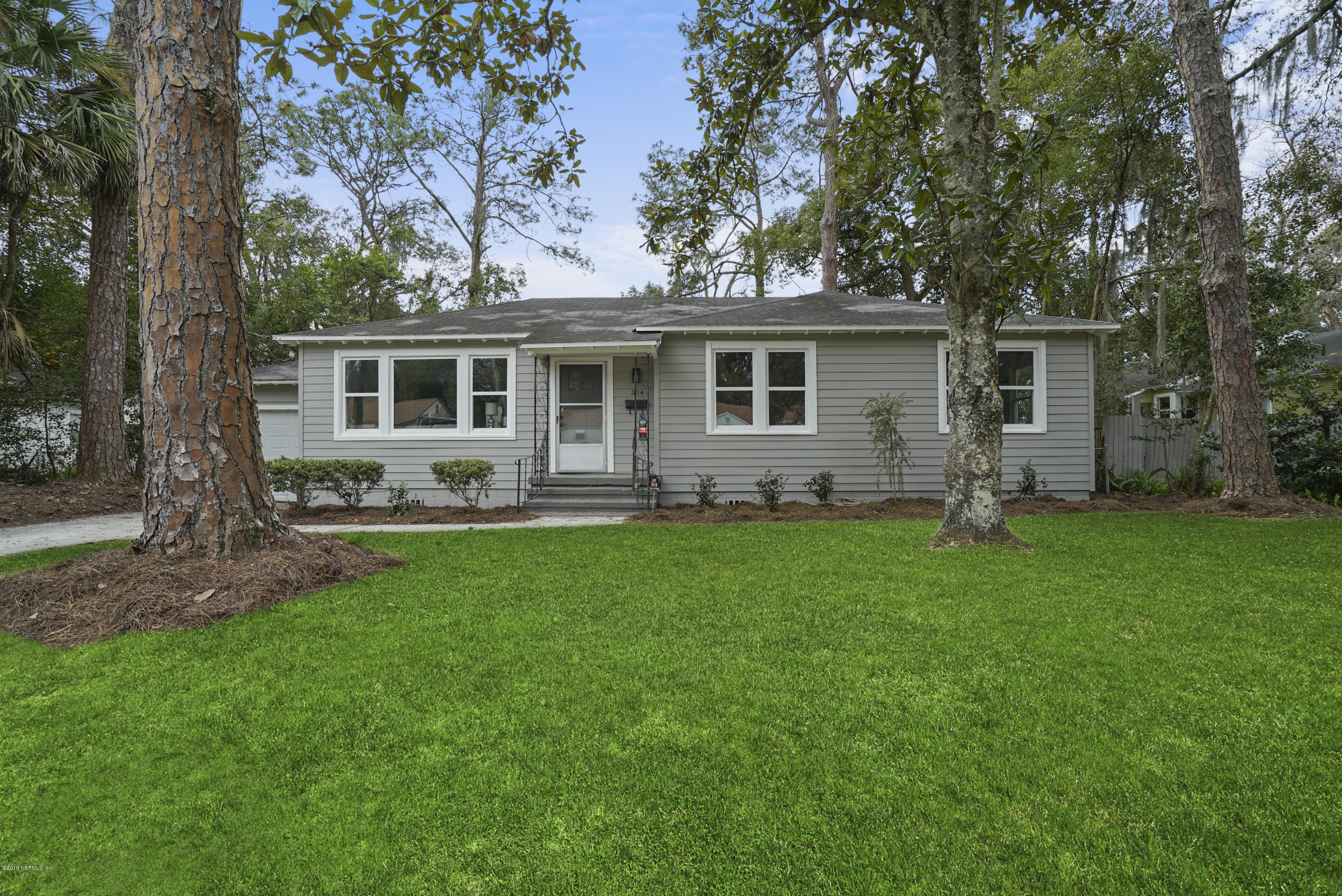 1814 Mayfair Road Jacksonville, FL 32207 - Photo 17 of 18 a backyard of a house with table and chairs