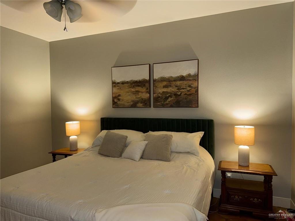 1412 Keeton Avenue, Unit 28 McAllen, TX 78503 - Photo 7 of 15 a bedroom with a bed and a lamp