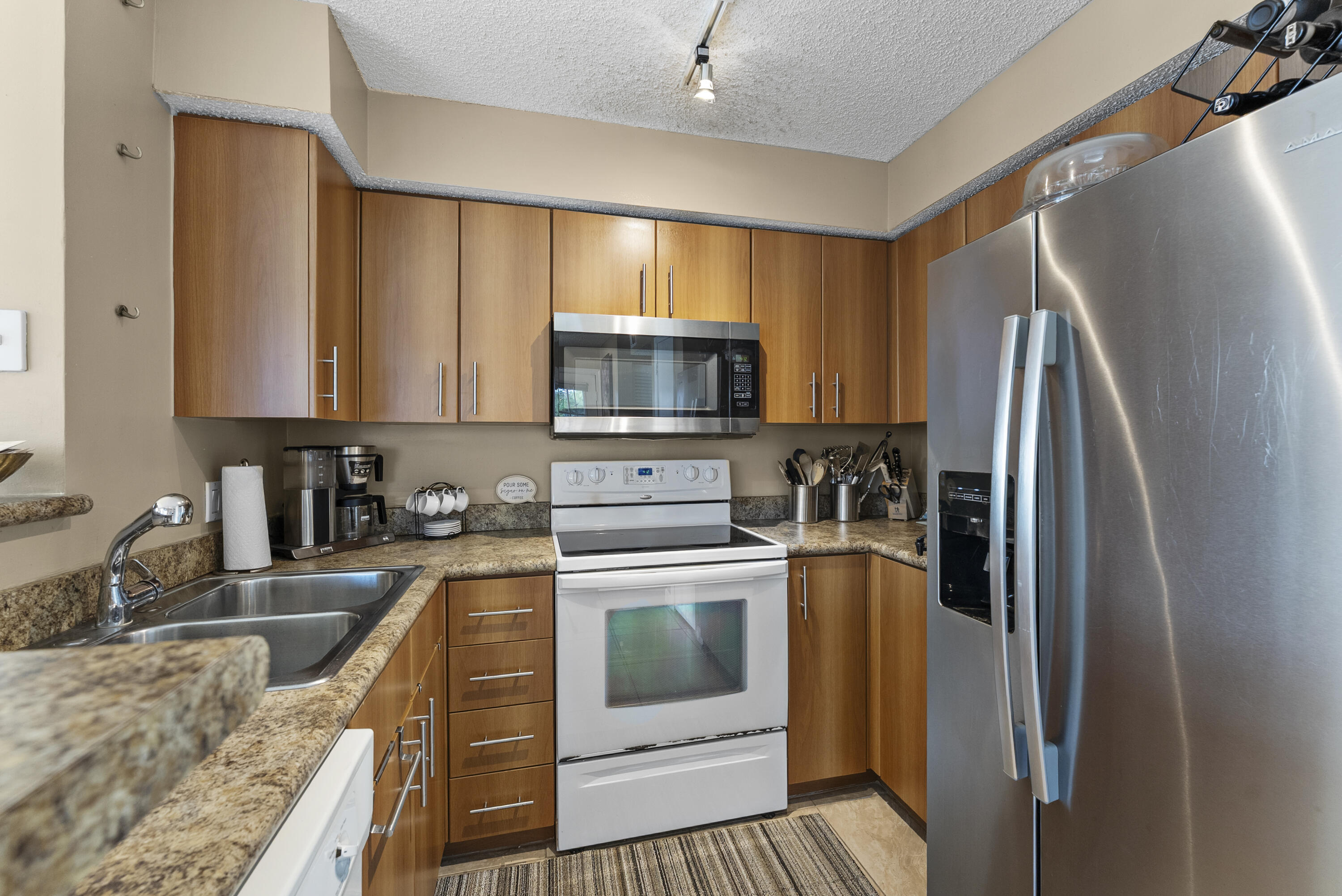 1365 Crystal Way, Unit H Delray Beach, FL 33444 - Photo 11 of 34 a kitchen with a refrigerator stove and sink