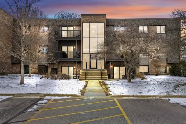 $222,900 | 1426 Stonebridge Circle, Unit K8, Wheaton, IL 60189