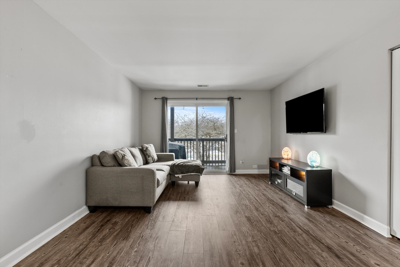 1426 Stonebridge Circle, Unit K8 Wheaton, IL 60189 - Photo 4 of 20 a living room with furniture and a flat screen tv