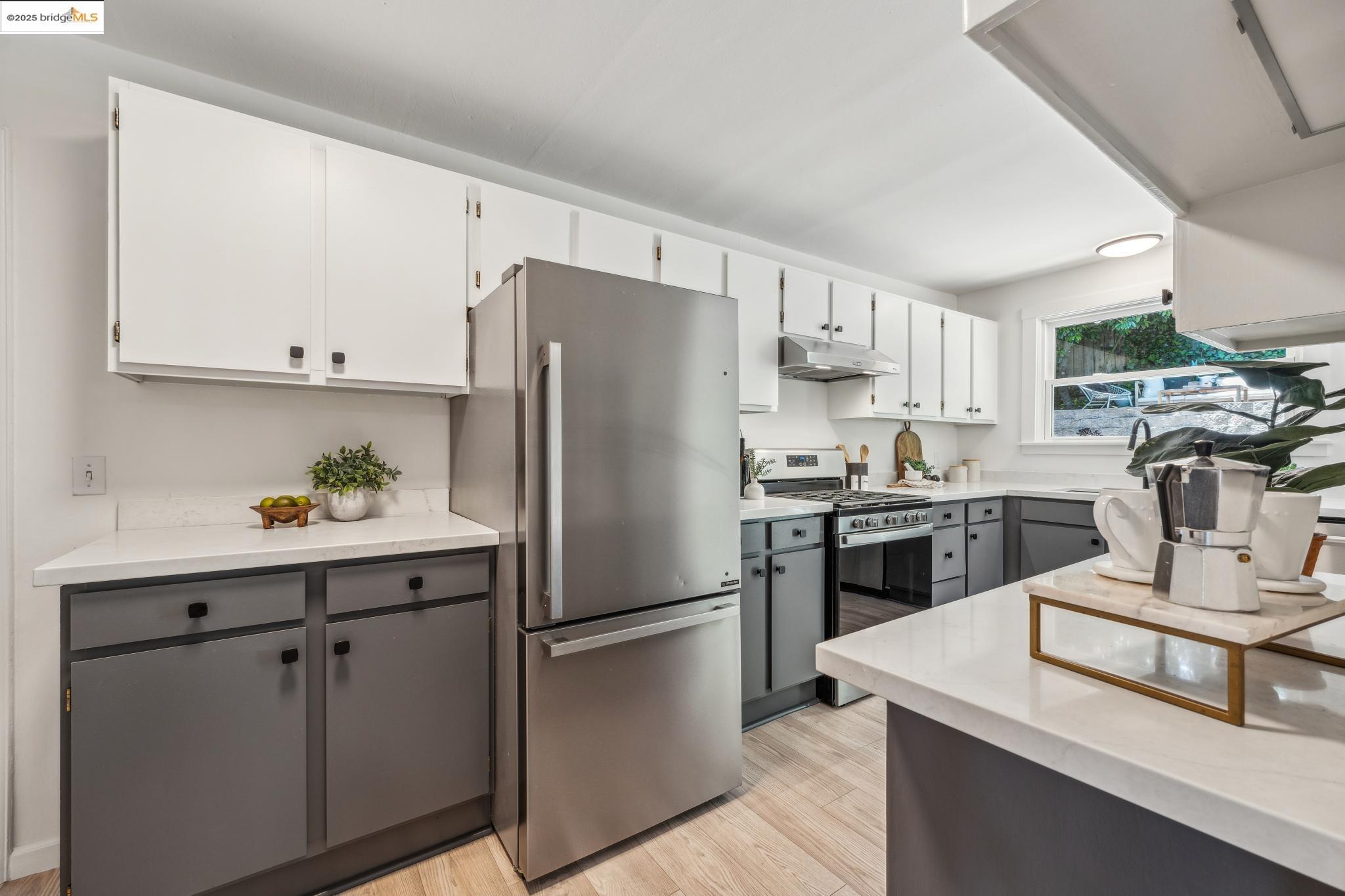 7069 Saroni Drive Oakland, CA 94611 - Photo 15 of 40