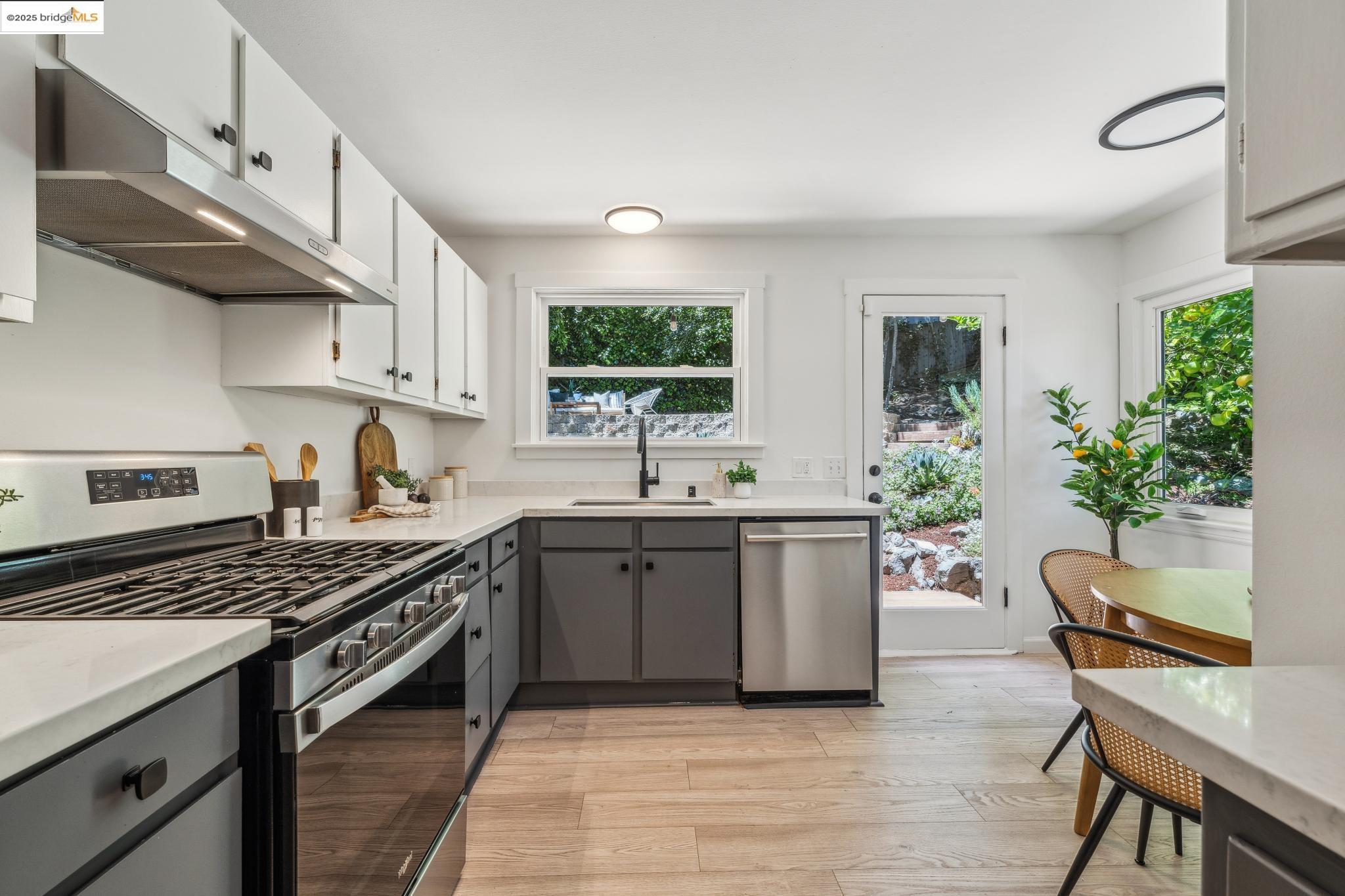 7069 Saroni Drive Oakland, CA 94611 - Photo 16 of 40