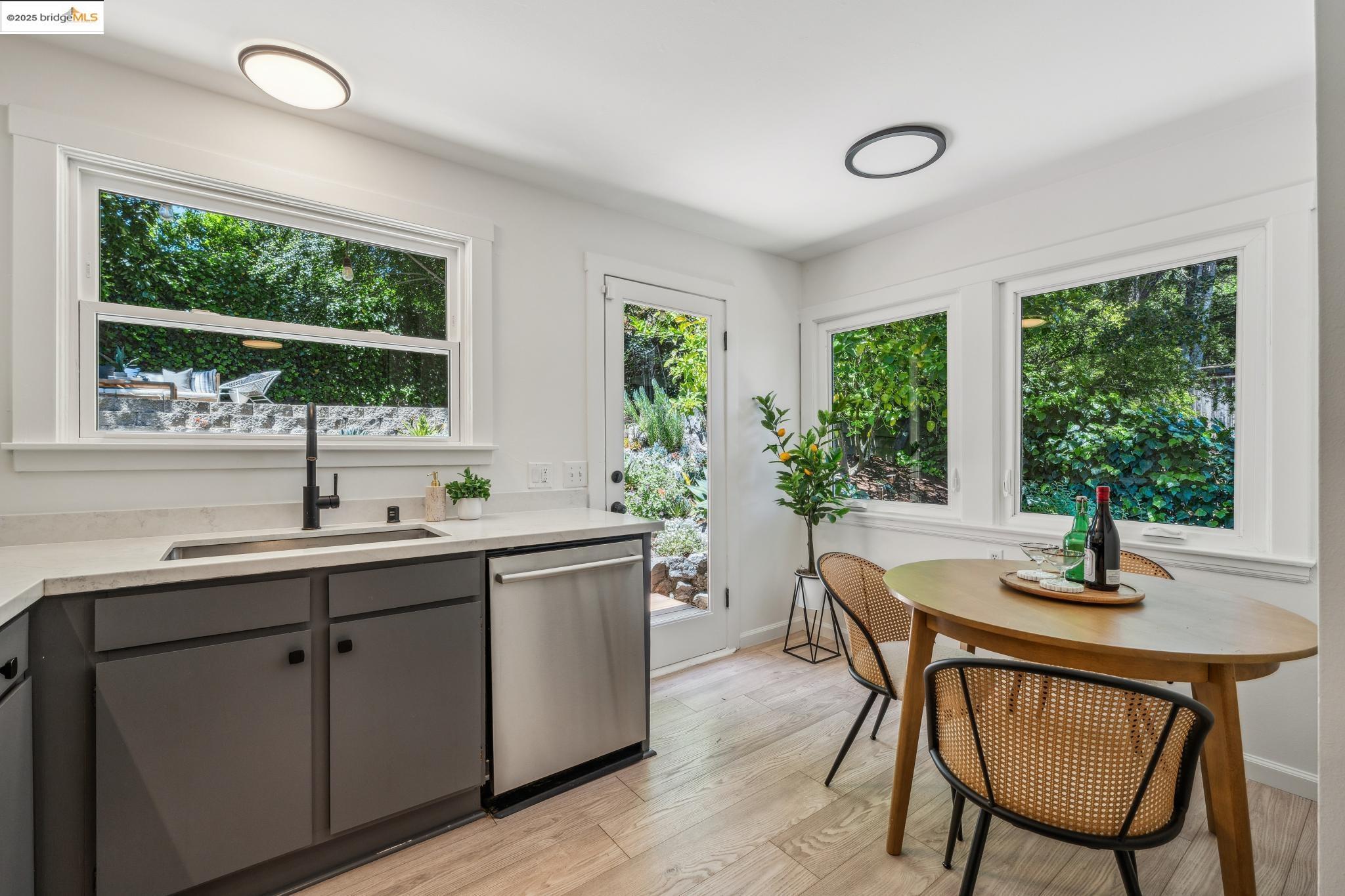 7069 Saroni Drive Oakland, CA 94611 - Photo 17 of 40