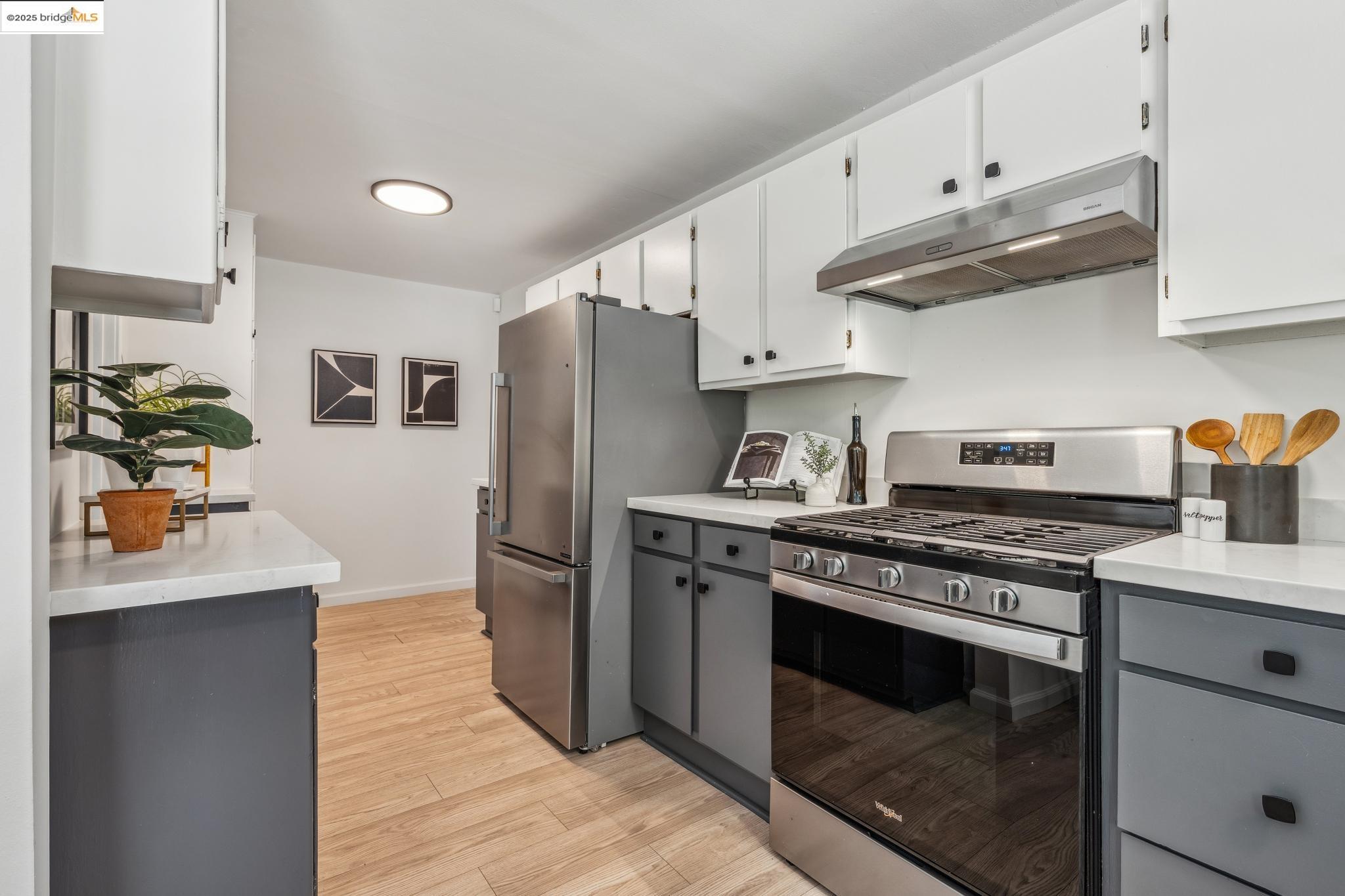 7069 Saroni Drive Oakland, CA 94611 - Photo 18 of 40