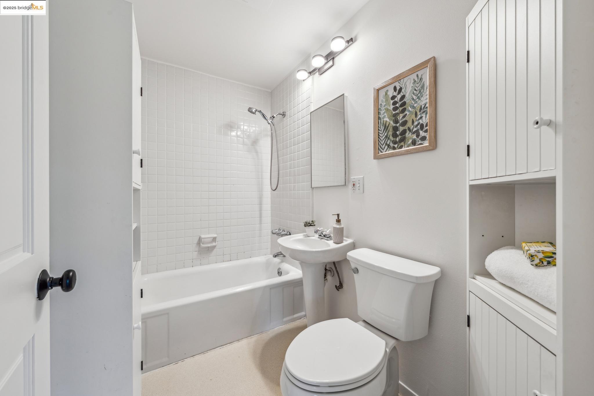 7069 Saroni Drive Oakland, CA 94611 - Photo 19 of 40