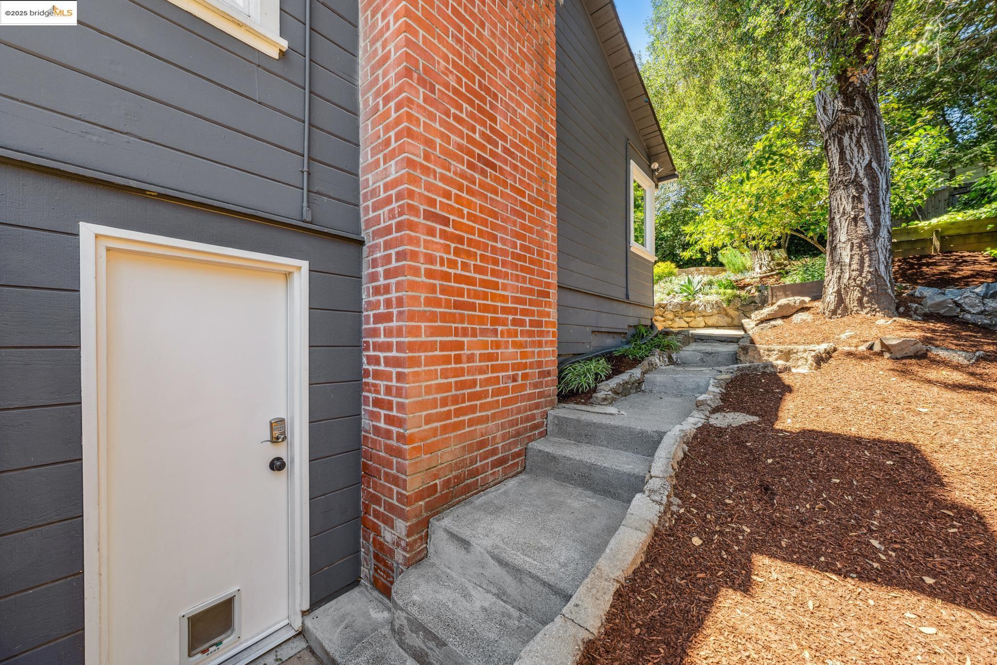 7069 Saroni Drive Oakland, CA 94611 - Photo 37 of 40