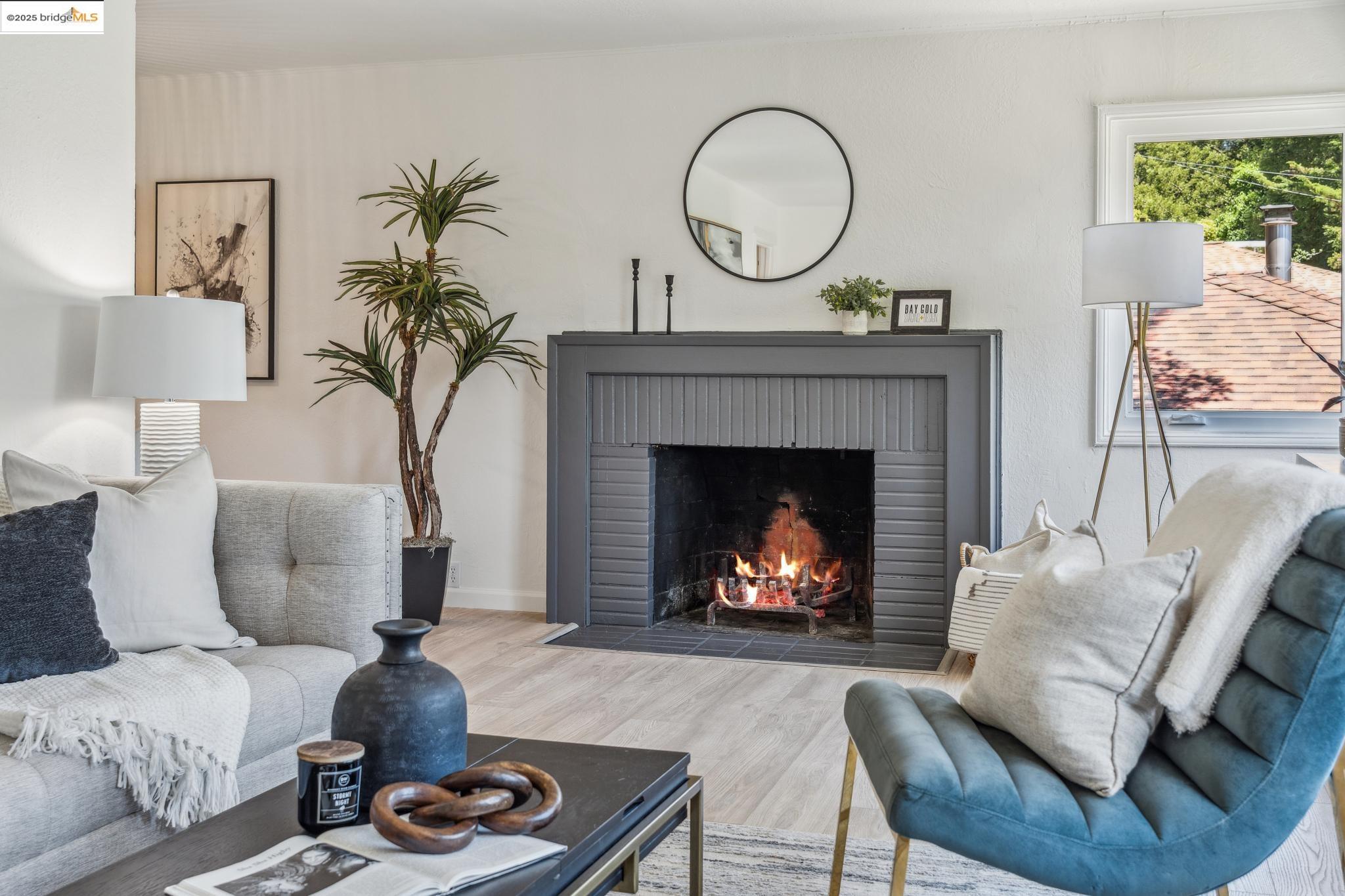 7069 Saroni Drive Oakland, CA 94611 - Photo 6 of 40