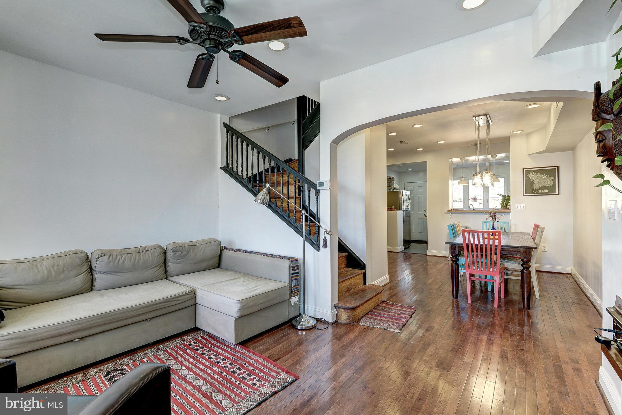 Living Room (1 of 2)