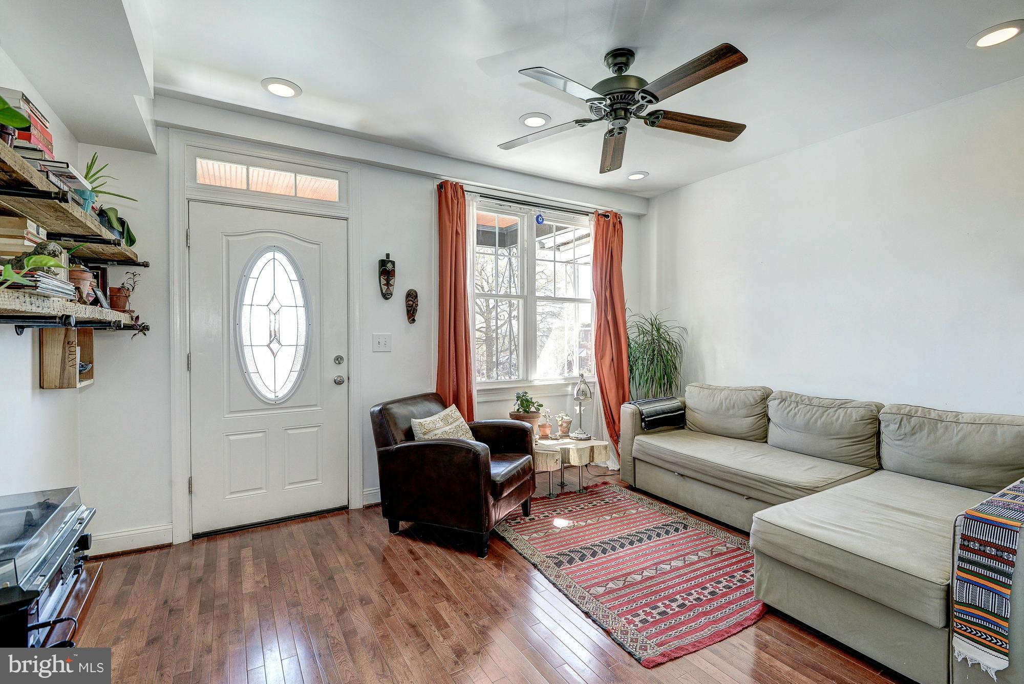 Living Room (2 of 2)