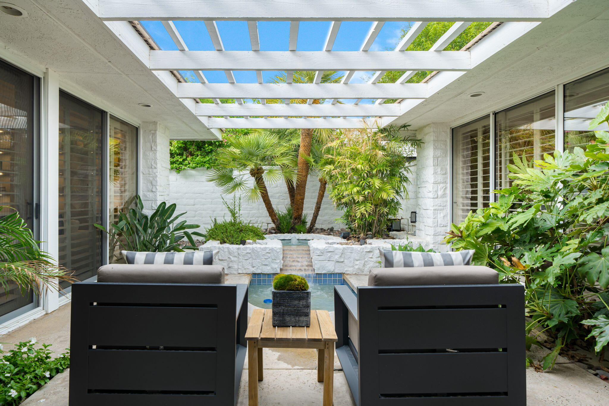 50 Fincher Way Rancho Mirage, CA 92270 - Photo 25 of 63 Exterior center courtyard with fountain