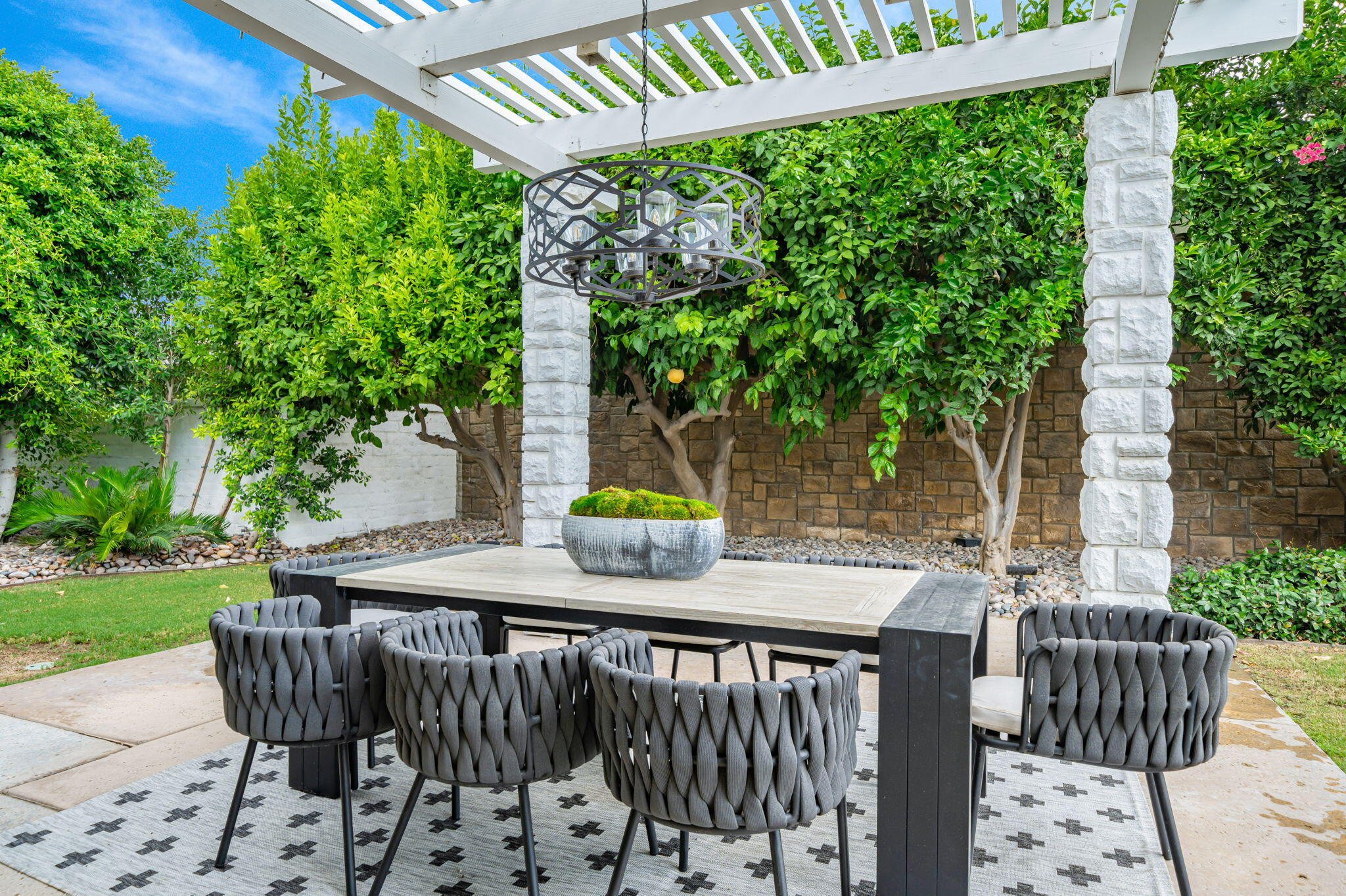 50 Fincher Way Rancho Mirage, CA 92270 - Photo 35 of 63 Private side yard eating area