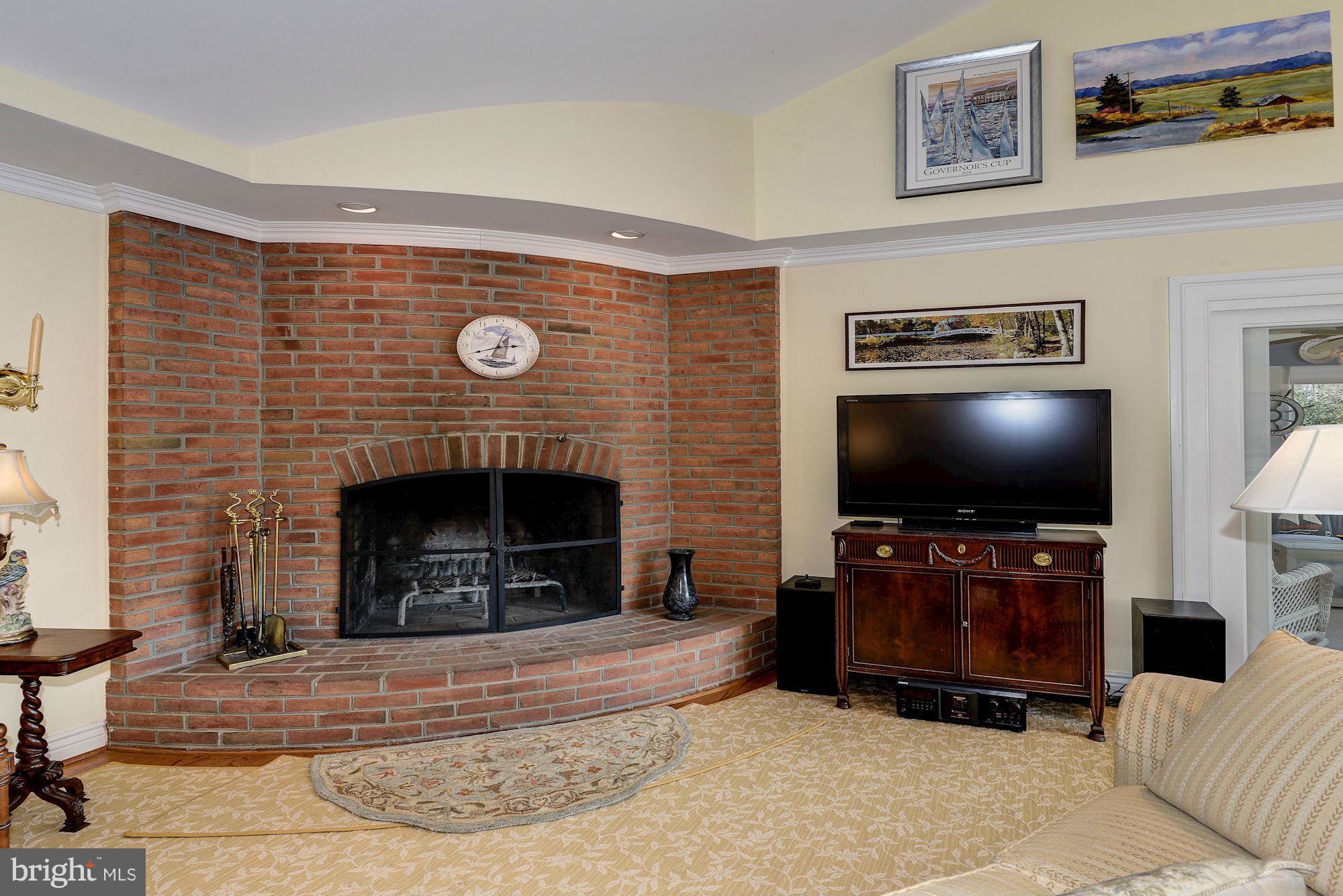747 Robin Hood Road Annapolis, MD 21405 - Photo 8 of 29 Living Room with curved Fireplace and hearth