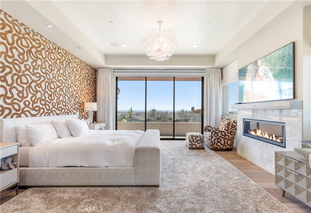 660 Kings Road Newport Beach, CA 92663 - Photo 17 of 41 a spacious bedroom with a bed and a large window