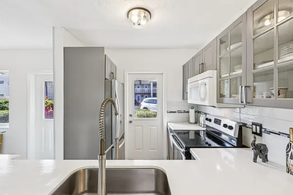 $149,900 | 2131 Northeast 42nd Court, Unit 106E, Lighthouse Point, FL 33064