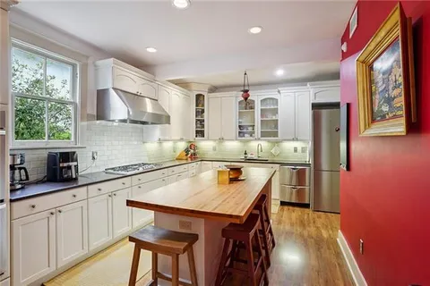 $785,000 | 5833 Fontainebleau Drive, New Orleans, LA 70125