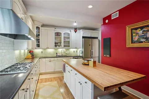 $785,000 | 5833 Fontainebleau Drive, New Orleans, LA 70125