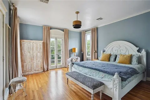 $785,000 | 5833 Fontainebleau Drive, New Orleans, LA 70125