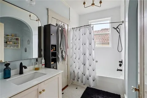 $785,000 | 5833 Fontainebleau Drive, New Orleans, LA 70125