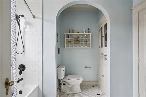 $785,000 | 5833 Fontainebleau Drive, New Orleans, LA 70125