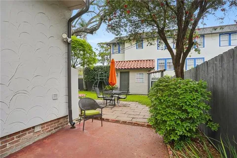 $785,000 | 5833 Fontainebleau Drive, New Orleans, LA 70125