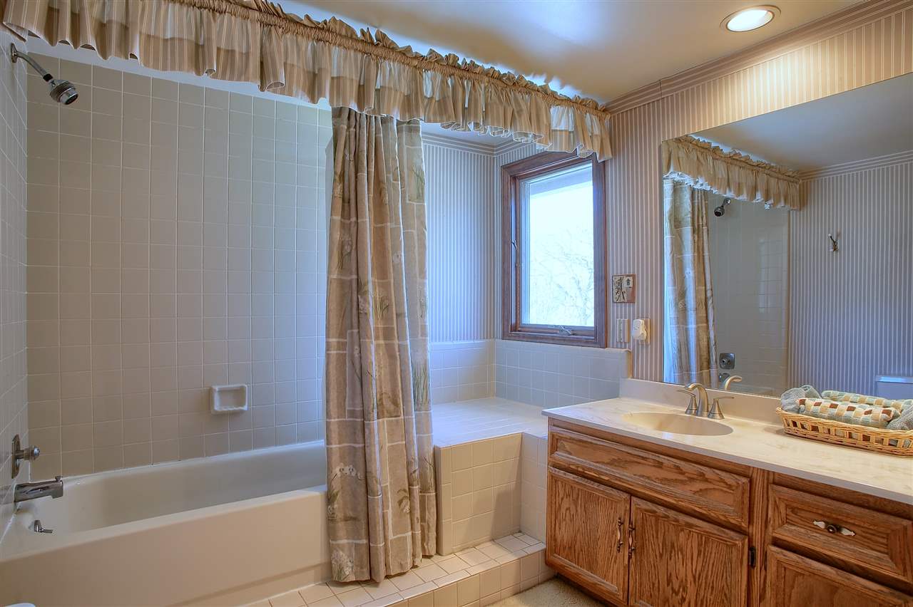 2614 Lambeth Park Rochester Hills, MI 48306 - Photo 21 of 32