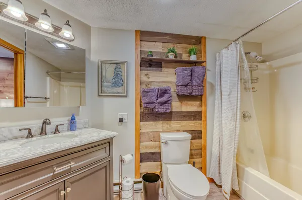 $415,000 | 20 Crossing Drive, Unit 104, North Woodstock, NH 03262
