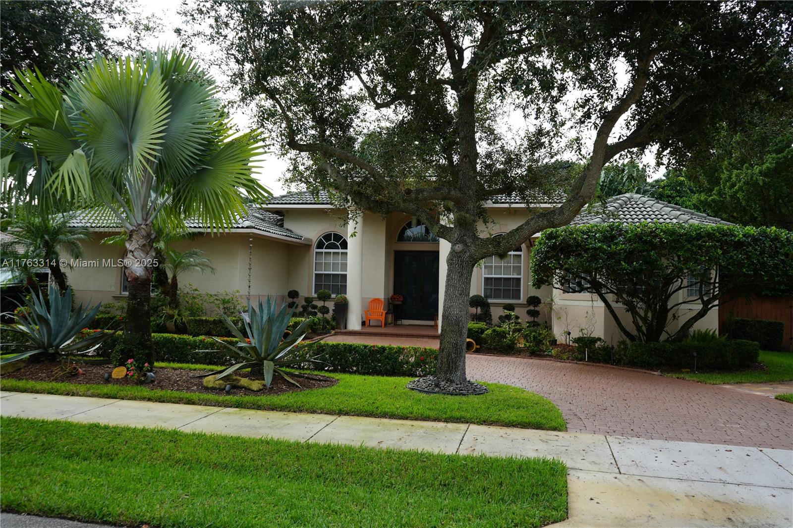 Davie Davie, FL 33314 - Photo 4 of 4 a front view of house with a garden