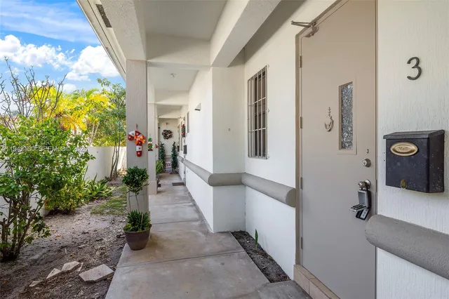 a view of entryway of a house