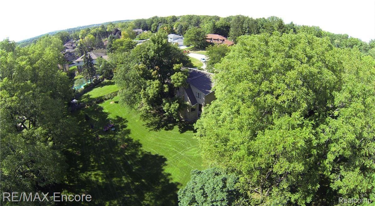 1844 Bromley Lane Rochester, MI 48306 - Photo 10 of 24 Tucked Away on the Cul-de-sac
