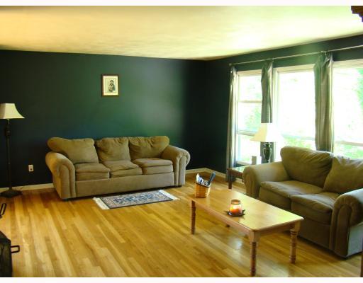 221 Lytton Road Coraopolis, PA 15108 - Photo 4 of 12 Living Room.