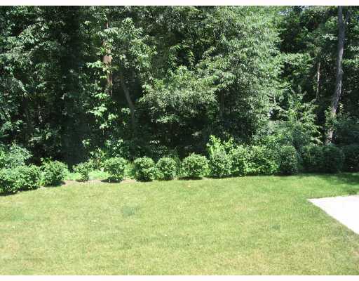 221 Lytton Road Coraopolis, PA 15108 - Photo 5 of 12 Yard/Garden.