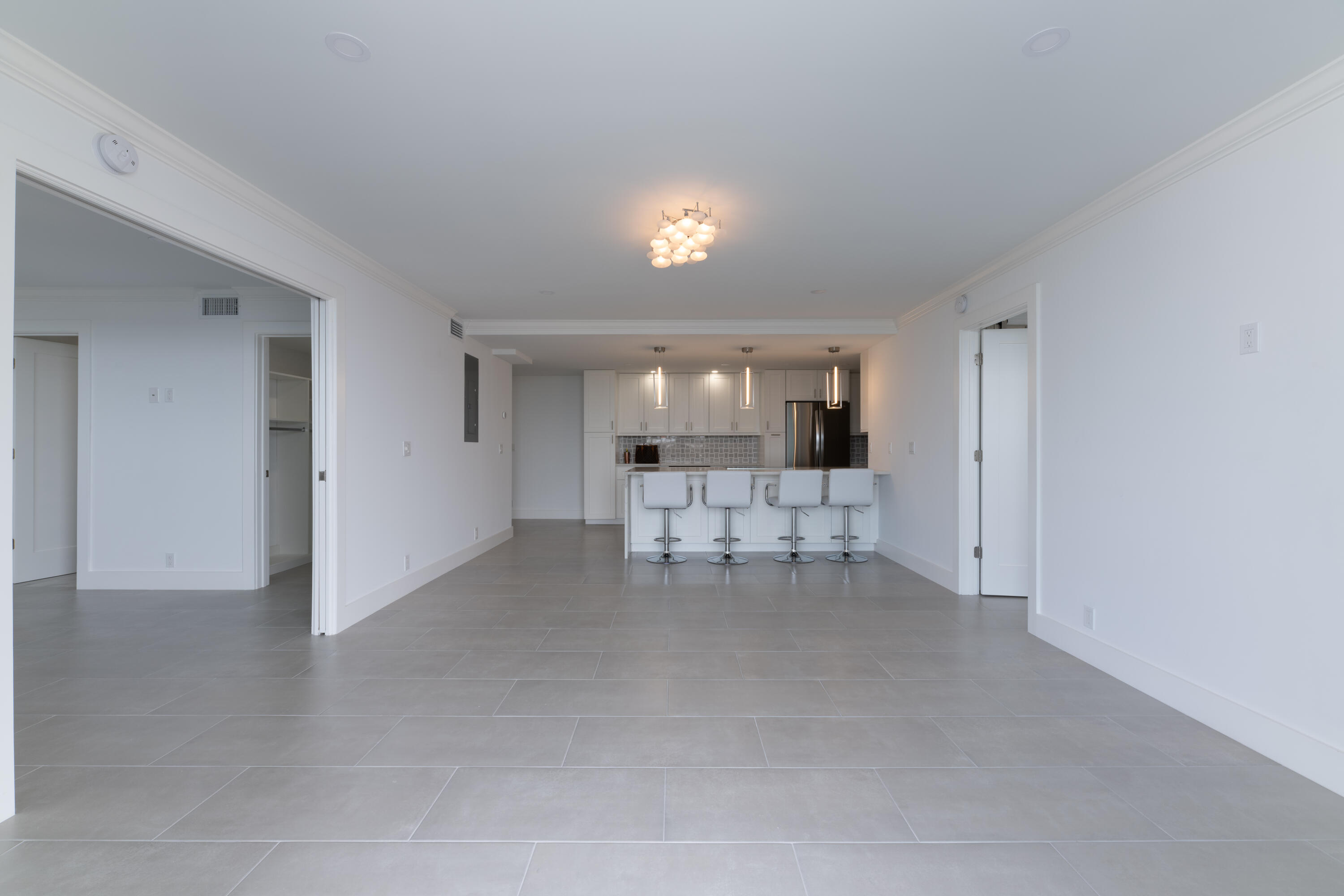 336 Golfview Road, Unit PH12 North Palm Beach, FL 33408 - Photo 5 of 33 Living / Dining