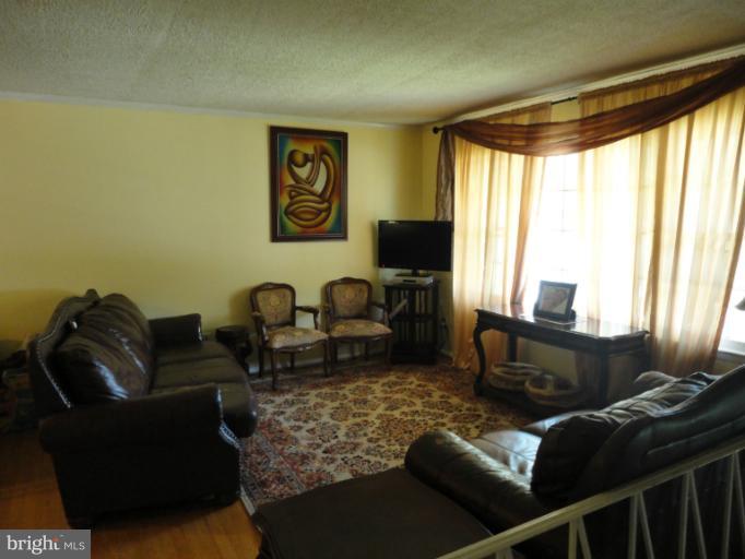 6227 Commons Road Baltimore, MD 21237 - Photo 2 of 14 Light, bright, and spacious Living Room