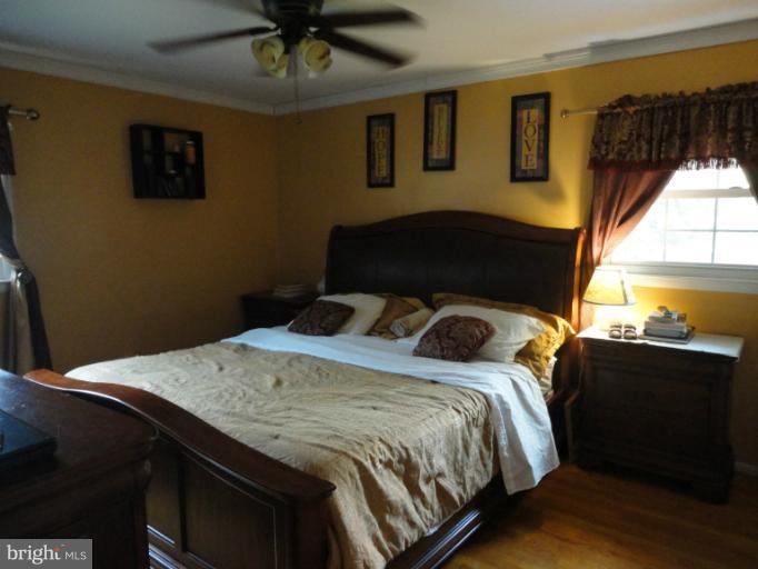 6227 Commons Road Baltimore, MD 21237 - Photo 5 of 14 Spacious Master Bedroom