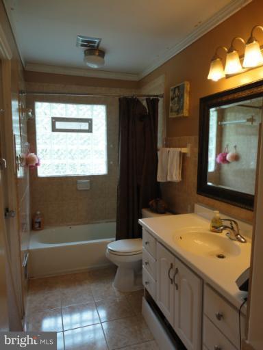6227 Commons Road Baltimore, MD 21237 - Photo 8 of 14 Bathroom #1