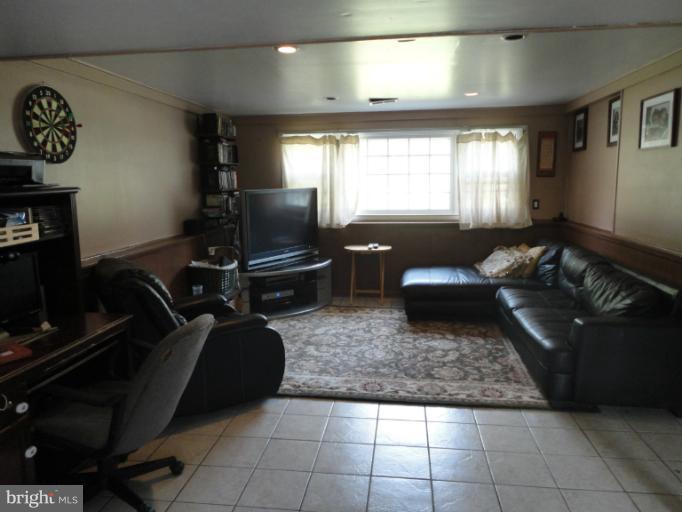6227 Commons Road Baltimore, MD 21237 - Photo 9 of 14 Large FR great for family gatherings!