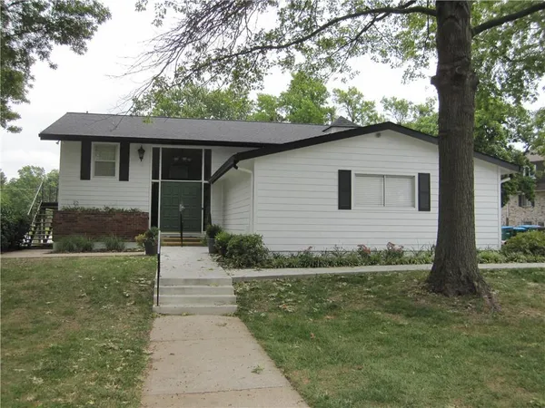 $318,000 | 8604 West 84th Street, Overland Park, KS 66212
