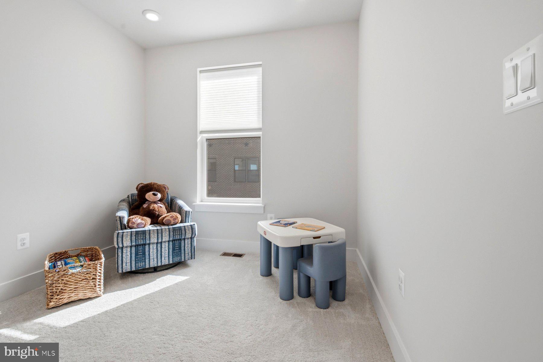 100 Glass Lane Baltimore, MD 21230 - Photo 20 of 36 a room with furniture and window