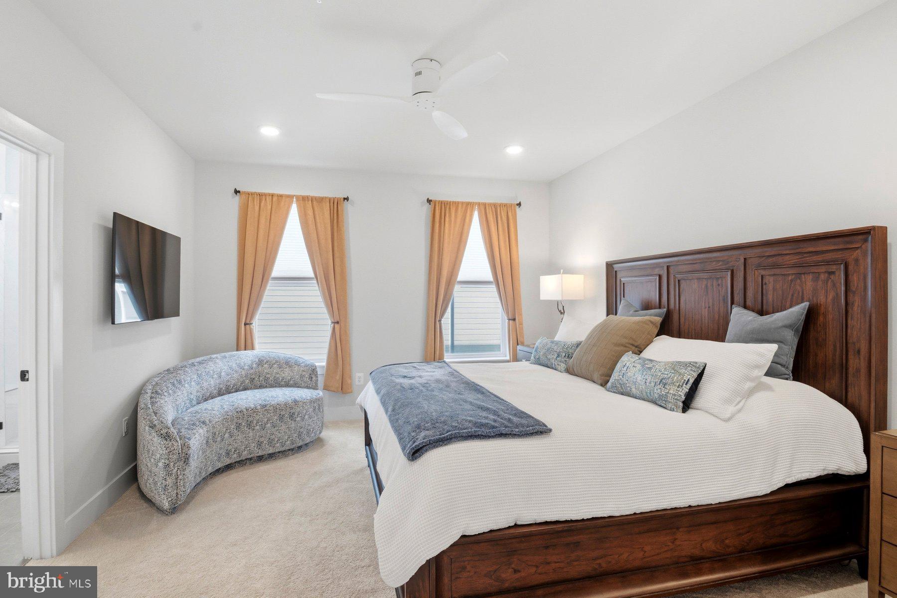 100 Glass Lane Baltimore, MD 21230 - Photo 22 of 36 a bedroom with a bed and glass window