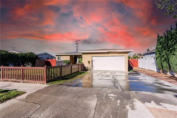 a view of a house with backyard