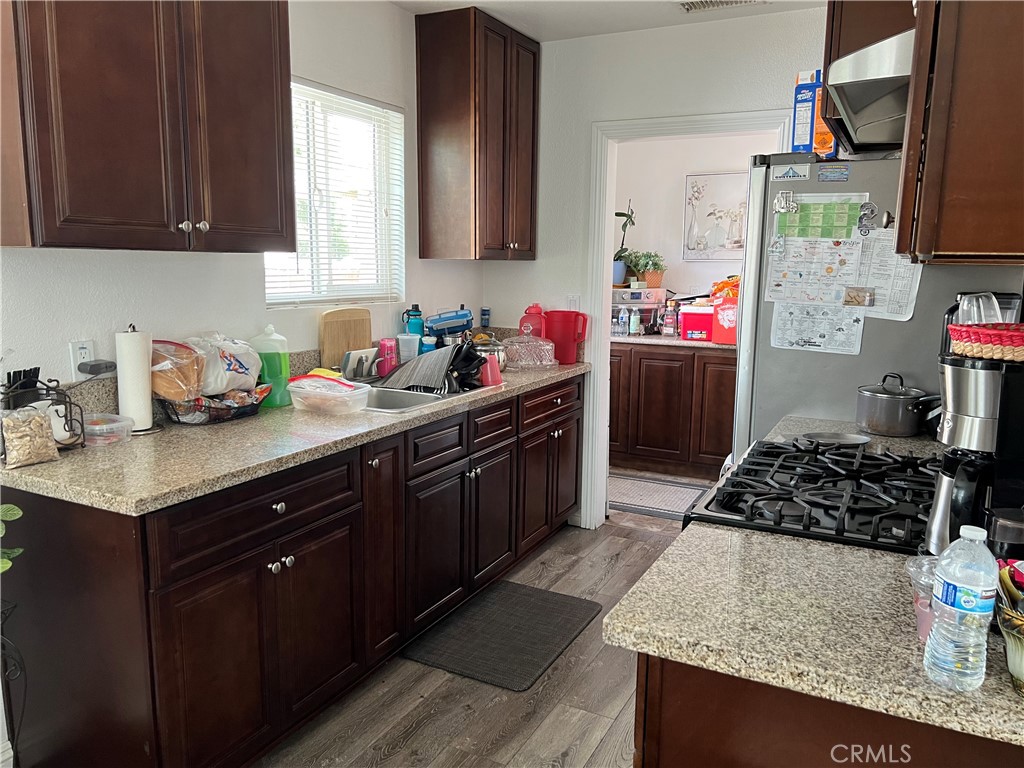 722 South Sycamore Avenue Rialto, CA 92376 - Photo 5 of 34