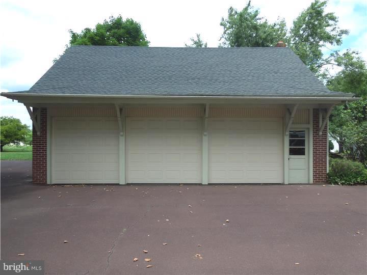 35 Church Road Telford, PA 18969 - Photo 6 of 24 Garage
